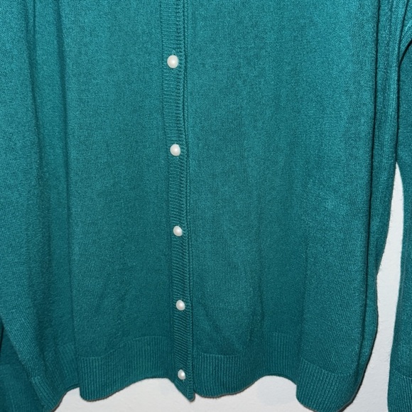 🌹NWT:TINT & SHADOW PEARL BUTTON SWEATER - Picture 3 of 8